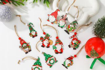 Zawieszki choinkowe drewniane skrzaty na Boże Narodzenie, zestaw 12 ozdób na choinkę i stroiki świąteczne.