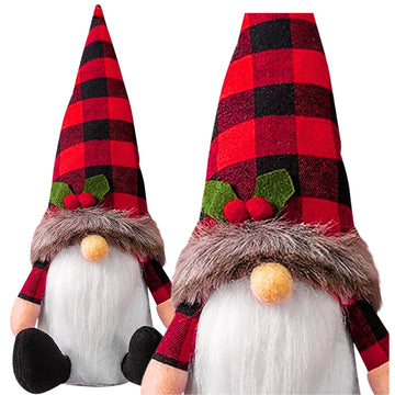 Siedzący skrzat świąteczny z białą brodą i czerwoną czapką w kratę